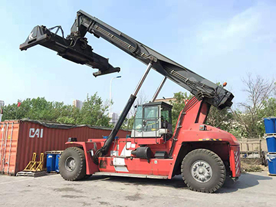 集装箱吊车.jpg 集装箱吊车.jpg